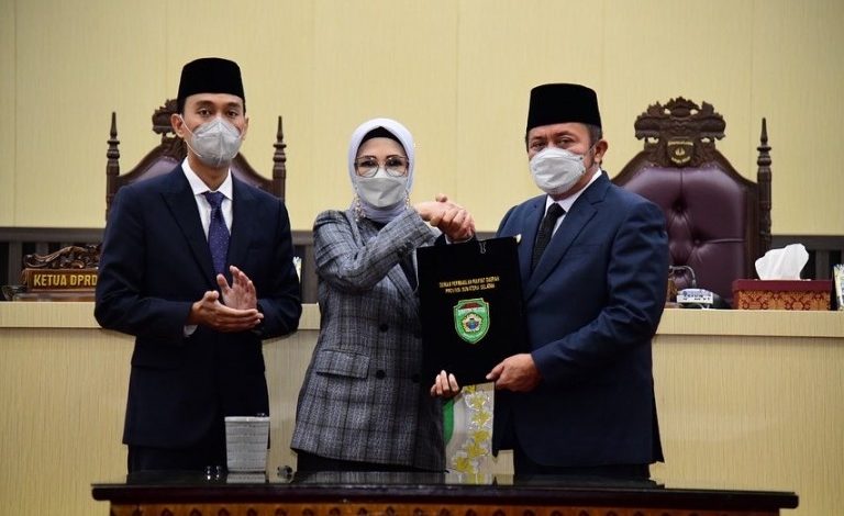 Pemerintah Provinsi (Pemprov) Sumatera Selatan (Sumsel) bersama Dewan Perwakilan Rakyat Daerah (DPRD), sepakat mengesahkan Kebijakan Umum Anggaran (KUA) serta Prioritas dan Plafon Anggaran Sementara (PPAS) Anggaran Pendapatan dan Belanja Daerah (APBD) Sumsel tahun 2023. (foto : Humas DPRD Sumsel)