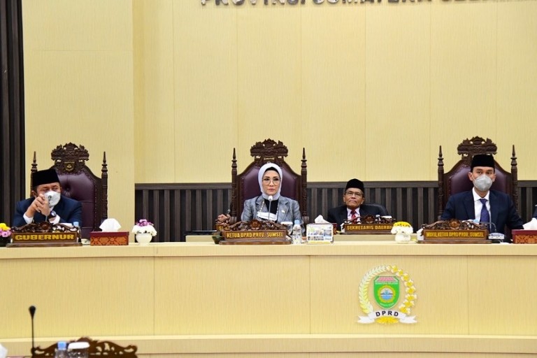 Pimpinan DPRD Sumsel dan Gubernur Sumsel pada Rapat Paripurna DPRD Sumsel pada hari Kamis tanggal 11 Agustus 2022. (foto : Humas DPRD Sumsel)