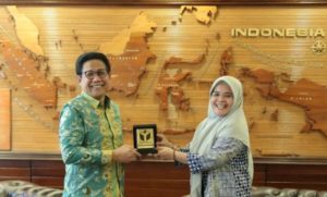 Menteri Desa Pembangunan Daerah Tertinggal dan Transmigrasi bersama perwakilan Bawaslu Republik Indonesia. (foto : kemendes.go.id)