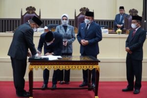 Penandatangan kesepakatan bersama antara Gubernur Sumsel, Herman Deru, dengan Ketua DPRD Sumsel, Hj. R.A. Anita Noeringhati, pada Rapat pparipurna DPRD Sumsel pada hari Kamis tanggal 11 Agustus 2022. (foto : Humas DPRD Sumsel)