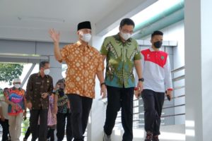 Pj. Bupati Kabupaten Musi Banyuasin (Muba), Drs. H. Apriyadi, M.Si., berkesempatan meninjau pasien yang akan mengikuti operasi jantung terbuka gratis di Rumah Sakit Umum Daerah (RSUD) Sekayu pada hari Sabtu tanggal 20 Agustus 2022. (foto : Akun Facebook Pemkab Muba)