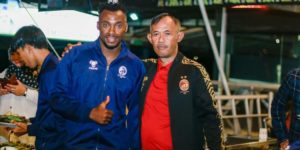Sekretaris Tim Sriwijaya FC, Safrizal Affandi, bersama Guy Junior. (foto : Paparazibolapalembang)