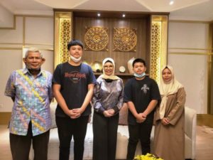 Hj. Anita Noeringhati, Ketua Persatuan Boling Indonesia Provinsi Sumatera Selatan, bersama Pelatih dan Atlet yang akan mengikuti Kejuaraan Bolong Tingkat Nasional di Jakarta. (foto : AMS/OHS)