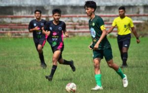 Pemain PS Palembang saat menghadapi Kobar FC dalam pertandingan di Grup C pada ajang Piala Dinas Pemuda dan Olahraga Kota Palembang di Lapangan Kamboja pada hari Sabtu tanggal 6 Agustus 2022. (foto : Media Officer PS Palembang)
