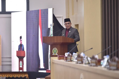 Anggota DPRD Sumsel menyampaikan Pandangan Umum terkait Raperda Perubahan APBD Tahun Anggaran 2022 pada Rapat Paripurna LV (55) DPRD Sumsel, hari Senin tanggal 5 September 2022. (foto : Humas DPRD Sumsel)