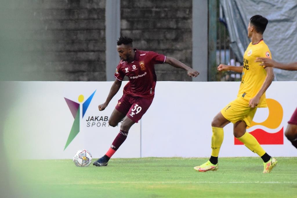 Nke Ndoua Guy Junior saat menghadapi Semen Padang FC di Lapangan Atletik 1 Jakabaring Sport City, hari Senin tanggal 5 September 2022. (foto : Jefri Millen)