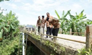Pj. Bupati Kabupaten Musi Banyuasin (Muba), Drs. H. Apriyadi, M.Si., melakukan pengecekan secara langsung kondisi jembatan yang berada di Desa Tanjung Agung, Kecamatan Lais, pada hari Minggu tanggal 4 September 2022. (foto : Pemkab Muba)
