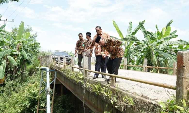 Pj. Bupati Kabupaten Musi Banyuasin (Muba), Drs. H. Apriyadi, M.Si., melakukan pengecekan secara langsung kondisi jembatan yang berada di Desa Tanjung Agung, Kecamatan Lais, pada hari Minggu tanggal 4 September 2022. (foto : Pemkab Muba)
