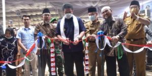 Gubernur Sumsel meresmikan Sekolah Islam Yayasan Madinatul Iman Al Islamiyah di Desa Belimbing Jaya, Kecamatan Belimbing, Kabupaten Muara Enim. (foto : Humas Pemprov Sumsel)