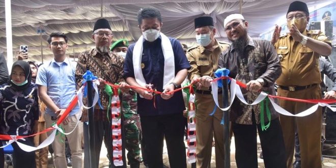 Gubernur Sumsel meresmikan Sekolah Islam Yayasan Madinatul Iman Al Islamiyah di Desa Belimbing Jaya, Kecamatan Belimbing, Kabupaten Muara Enim. (foto : Humas Pemprov Sumsel)