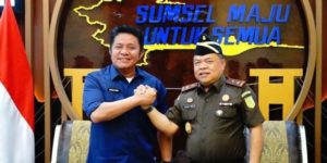 Gubernur Sumsel bersama Kepala Kejaksaan Tinggi Sumsel. (foto : Humas Pemprov Sumsel)
