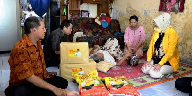Ketua Harian Dewan Pimpinan Daerah (DPD) Partai Golongan Karya (Golkar) Provinsi Sumatera Selatan (Sumsel), Hj. Anita Noeringhati, memberikan santunan kepada ibu Sulna, seorang Qoriah Tuna Netra yang sedang mengalami sakit. (foto : Akbar)