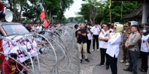Ketua DPRD Sumsel, Hj. Anita Noeringhati, menemui massa dari Ikatan Mahasiswa Muhammadiyah. (foto : Akbar)