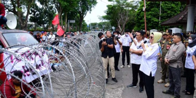 Ketua DPRD Sumsel, Hj. Anita Noeringhati, menemui massa dari Ikatan Mahasiswa Muhammadiyah. (foto : Akbar)