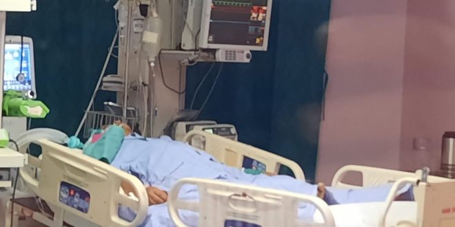Ketua Dewan Pers, Prof. Dr. Azyumardi Azra, saat mendapatkan perawatan di rumah sakit. (foto : SMSI Sumsel)