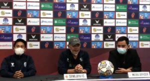 Pelatih Sriwijaya FC, Liestiadi, saat memberikan keterangan kepada wartawan sebelum pertandingan. (foto : Rizal)