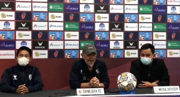 Pelatih Sriwijaya FC, Liestiadi, saat memberikan keterangan kepada wartawan sebelum pertandingan. (foto : Rizal)