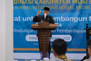 H. Apriyadi, saat memberikan kata sambutan pada pembukaan Rapat Koordinasi Daerah (Rakorda) Registrasi Sosial Ekonomi Kabupaten Muba tahun 2022 di Hotel Grand Ranggonang, Sekayu, pada hari Senin tanggal 19 September 2022. (foto : frd)