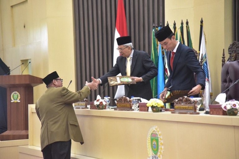 Wakil Gubernur Sumsel, Mawardi Yahya, menerima Pandangan Umum Fraks DPRD Sumsel Terkait Raperda APBD Sumsel Tahun 2023. (foto : Humas DPRD Sumsel)