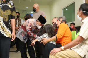 Pj. Bupati Muba, H. Apriyadi, saat mengunjungi fasilitas kesehatan.