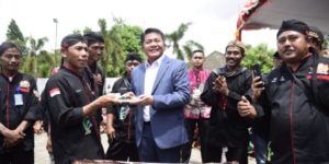 Gubernur Sumsel, Herman Deru, bersama Jaranan Kuda Lumping Bodo Dewo. (foto : Humas Pemprov Sumsel)