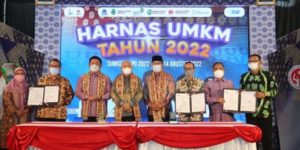 Teten Masduki bersama Gubernur H. Herman Deru, Gubernur Jawa Barat Ridwan Kamil membuka sekaligus meninjau Pameran Sumsel Expo 2022. (Foto : Humas Prov. Sumsel). (foto : Humas Pemprov Sumsel)