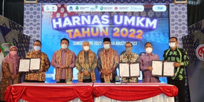 Teten Masduki bersama Gubernur H. Herman Deru, Gubernur Jawa Barat Ridwan Kamil membuka sekaligus meninjau Pameran Sumsel Expo 2022. (Foto : Humas Prov. Sumsel). (foto : Humas Pemprov Sumsel)