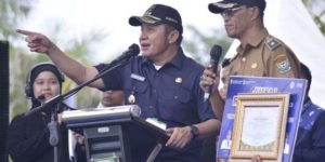 Gubernur Sumsel, Herman Deru, bersama Kepala Desa (Kades) Tanjung Raya, Kecamatan Semende Darat Tengah, Kabupaten Muara Enim. (foto : Humas Pemprov Sumsel)