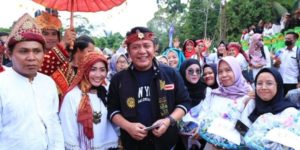 Herman Deru bersama masyarakat Kabupaten Muratara. (foto : Humas Pemprov Sumsel)