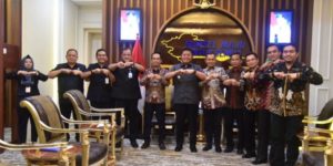 Herman Deru ketika menerima audiensi General Manager (GM) PT PLN (Persero) Unit Induk WS2JB Saleh Siswanto, di ruang tamu Gubernur Sumsel. (foto : Humas Pemprov Sumsel)