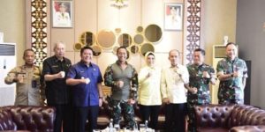 Herman Deru, mendampingi Panglima TNI, Jenderal Andika Perkasa, menyaksikan  Latihan Hirain/C-Rain Latma Garuda Shield-16/2022. (foto : Humas Pemprov Sumsel)