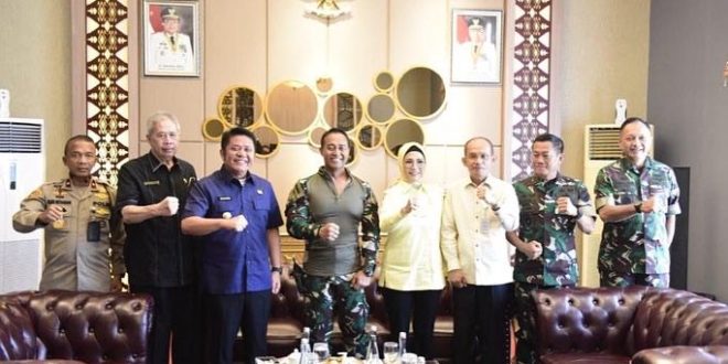 Herman Deru, mendampingi Panglima TNI, Jenderal Andika Perkasa, menyaksikan  Latihan Hirain/C-Rain Latma Garuda Shield-16/2022. (foto : Humas Pemprov Sumsel)
