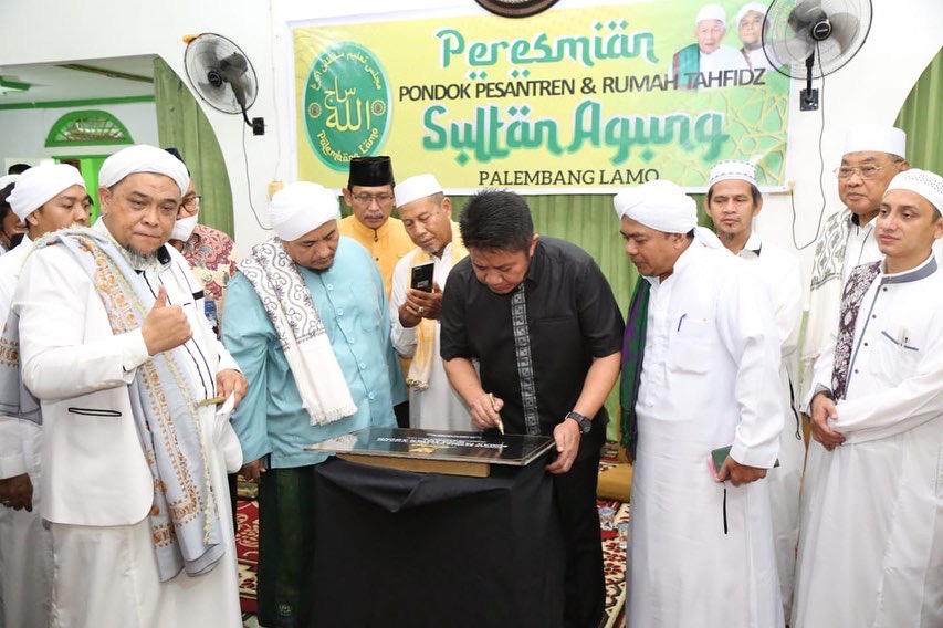 Gubernur Sumsel, Herman Deru, didampingi oleh Ketua Majelis Masjid, Ahmad Fauzi Syech, meresmikan secara langsung keberadaan Rumah Tahfidz dan Pondok Pesantren di Komplek Madjid Sultan Agung. (foto : Oyong)