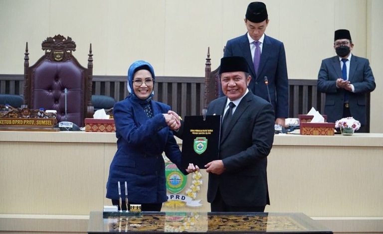 Ketua DPRD Sumsel, Hj. Anita Noeringhati, bersama Gubernur Sumsel. (foto : Humas DPRD Sumsel)