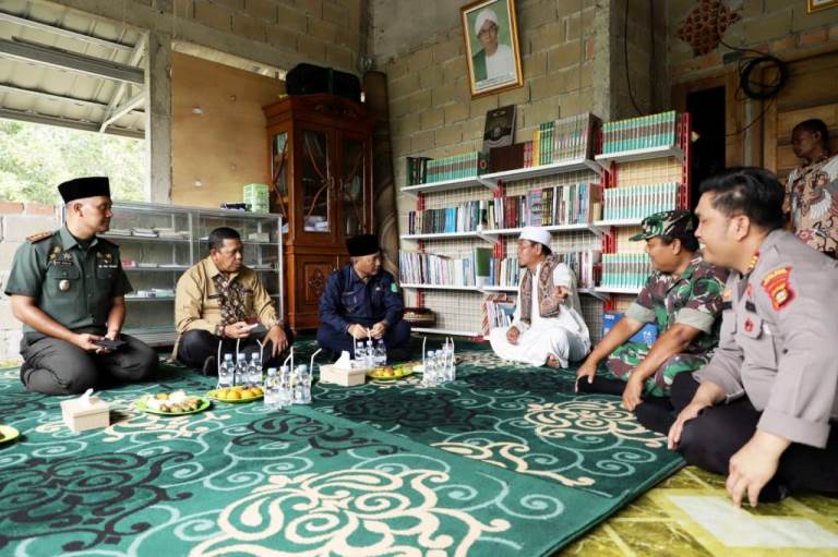Pj. Bupati Muba, H. Apriyadi, Berbincang dengan Ketua Yayasan Ponpes Sirojul Ulum. (foto : Humas Pemkab Muba)