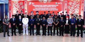 Penyematan Tanda Kehormatan Satyalencana Karya Satya dari Presiden Republik Indonesia yang dilakukan oleh Sekda Sumsel. (foto : Humas Pemprov Sumsel)