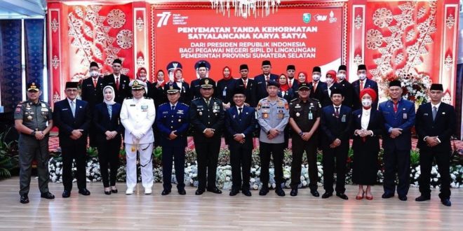 Penyematan Tanda Kehormatan Satyalencana Karya Satya dari Presiden Republik Indonesia yang dilakukan oleh Sekda Sumsel. (foto : Humas Pemprov Sumsel)