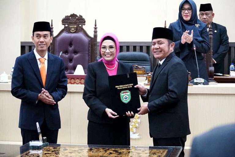 Ketua DPRD Sumsel, Hj. Anita Noeringhati, bersama Gubernur Sumsel, saat pengesahan 9 Raperda dari Propemperda Tahun Anggaran 2023. (foto : Humas DPRD Sumsel)