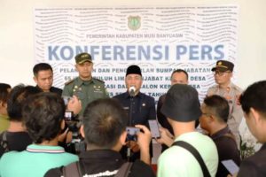 Pj. Bupati Muba, Drs. H. Apriyadi, saat konferensi pers terkait pelantikan 65 Pj. Kepala Desa di Muba. (foto : humas pemkab muba)