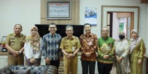 Sekda Sumsel, S.A. Supriono, ketika menggelar pertemuan dengan sejumlah pimpinan OJK di ruang tamu Sekda Sumsel, pada hari Senin tanggal 8 Agustus 2022. (foto : Humas Pemprov Sumsel)