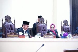Ketua DPRD Sumsel, Hj. Anita Noeringhati, bersama Gubernur Sumsel, pada Rapat Paripurna membahas penandatanganan kesepakatan Raperda APBD Sumsel Tahun 2023. (foto : Humas DPRD Sumsel)