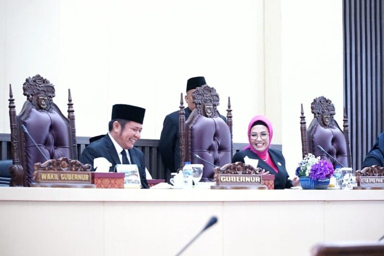 Ketua DPRD Sumsel, Hj. Anita Noeringhati, bersama Gubernur Sumsel, pada Rapat Paripurna membahas penandatanganan kesepakatan Raperda APBD Sumsel Tahun 2023. (foto : Humas DPRD Sumsel)