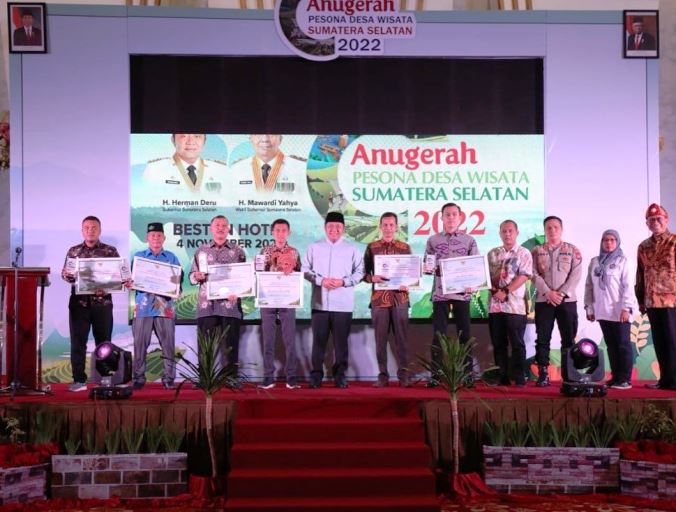 Gubernur Provinsi Sumatera Selatan, Herman Deru, bersama pemenang Anugerah Pesona Desa Wisata Sumatera Selatan Tahun 2022.