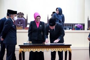 Ketua DPRD Sumsel, Hj. Anita Noeringhati, mendampingi Gubernur Sumsel dalam rangka penandatanganan pengesahan 9 Raperda dari Propemperda Tahun Anggaran 2023. (foto : Humas DPRD Sumsel)
