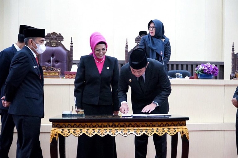 Ketua DPRD Sumsel, Hj. Anita Noeringhati, mendampingi Gubernur Sumsel dalam rangka penandatanganan pengesahan 9 Raperda dari Propemperda Tahun Anggaran 2023. (foto : Humas DPRD Sumsel)