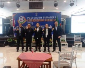 Ketua PSSI, Ucok Hidayat, bersama empat Exco Asprov PSSI Sumsel yang baru terpilih.
