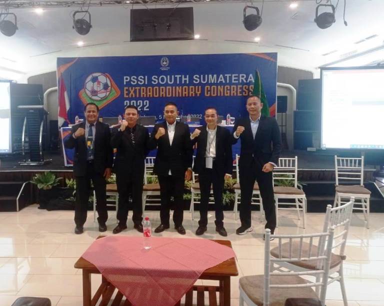 Ketua PSSI, Ucok Hidayat, bersama empat Exco Asprov PSSI Sumsel yang baru terpilih.