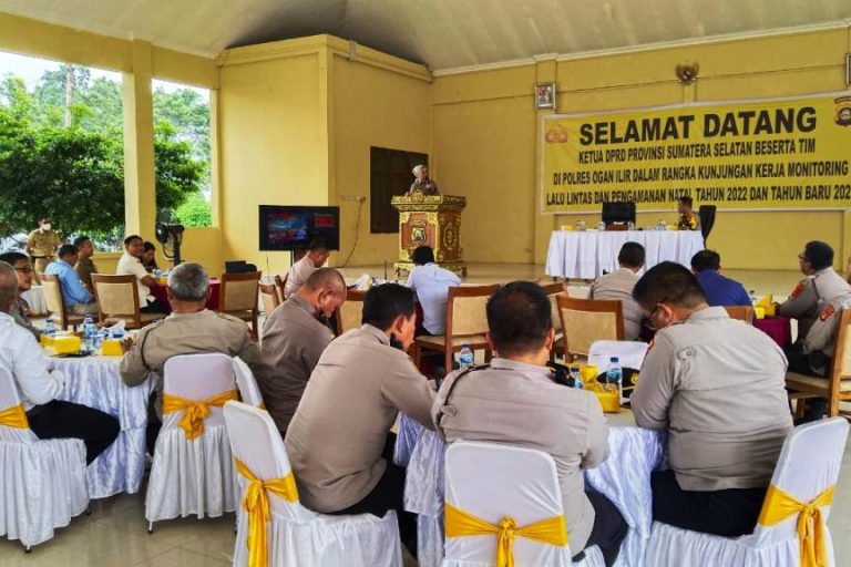 Ketua DPRD Sumsel, Hj. Anita Noeringhati, melakukan Kunjungan Kerja dalam rangka Monitoring Lalu Lintas dan Pengamanan Natal Tahun 2022 dan Tahun Baru 2023 di Polres Ogan Ilir, pada hari Kamis tanggal 29 Desember 2022. (foto : WartaDesaku.id/Fran Deki)