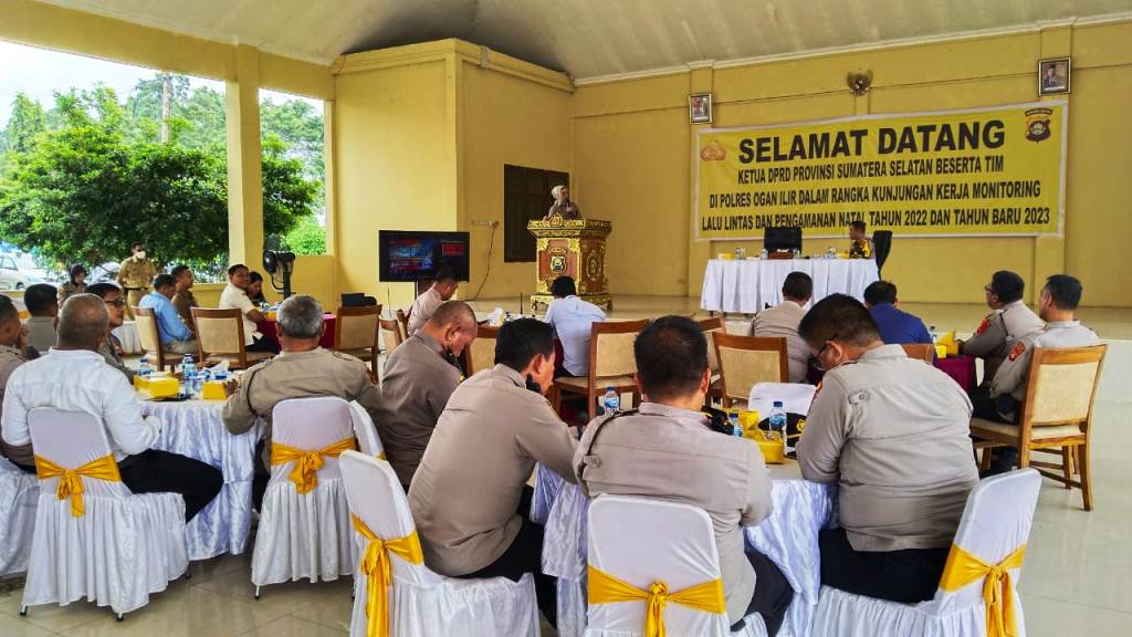 Ketua DPRD Sumsel, Hj. Anita Noeringhati, melakukan Kunjungan Kerja dalam rangka Monitoring Lalu Lintas dan Pengamanan Natal Tahun 2022 dan Tahun Baru 2023 di Polres Ogan Ilir, pada hari Kamis tanggal 29 Desember 2022. (foto : WartaDesaku.id/Fran Deki)