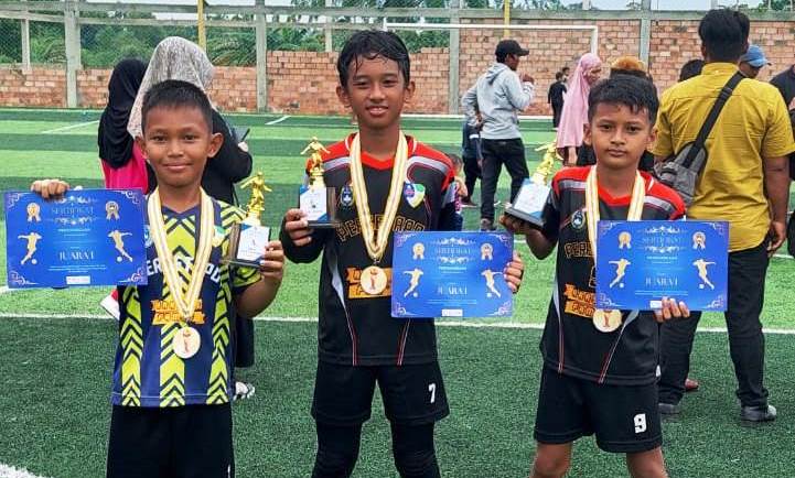 Tiga pemain SSB Persetapo yakni Abqory Sheva Alfiano, Kenzie Gyasi Athaya, dan Satrio Seno, berhasil mendapatkan penghargaan tiga penghargaan.